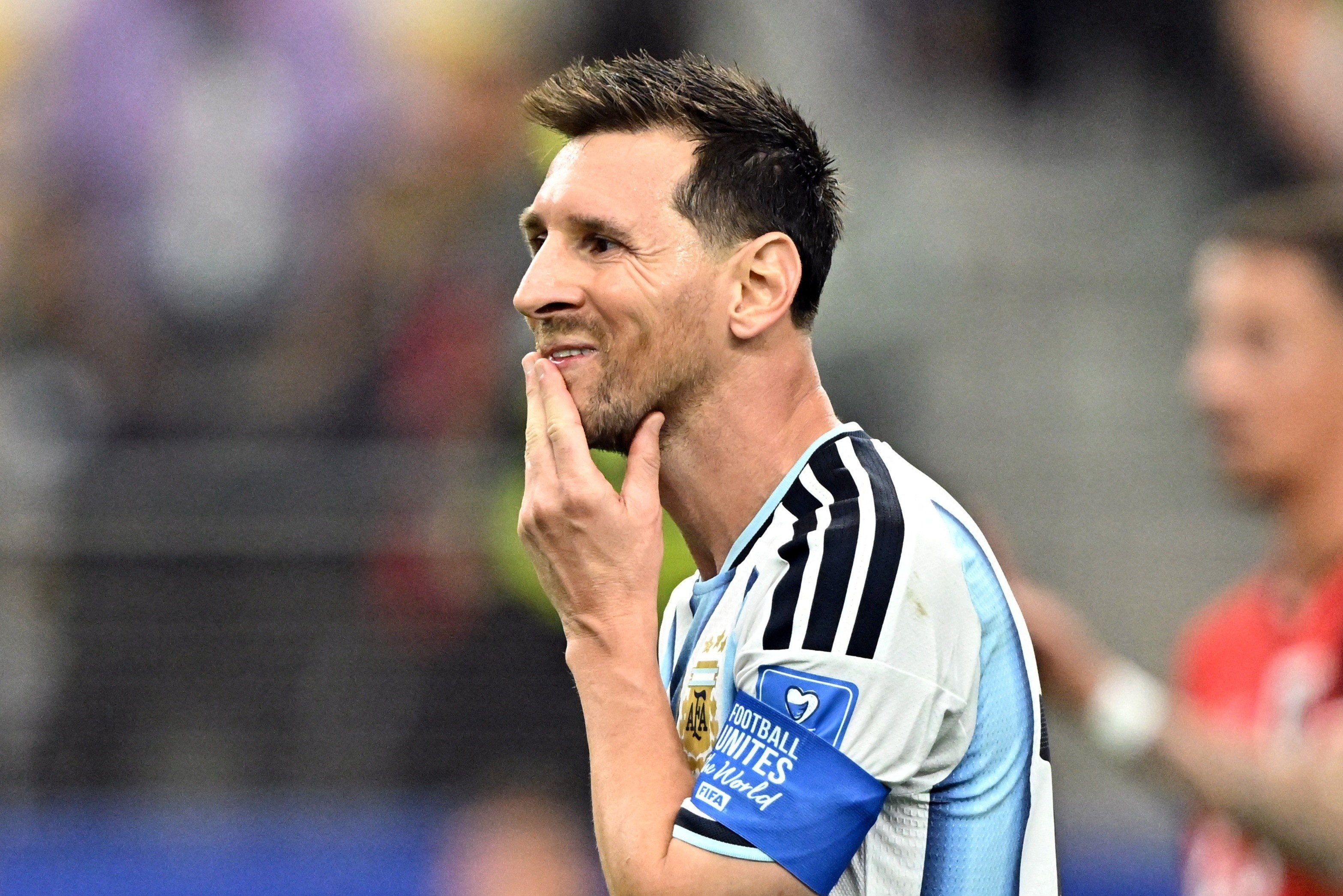 Bao Bo Dao Nha goi Messi la 'nha vua moi' hinh anh