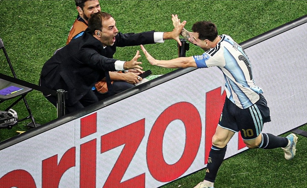 Nguoi cung Messi tao khoanh khac 'trieu view' la ai hinh anh