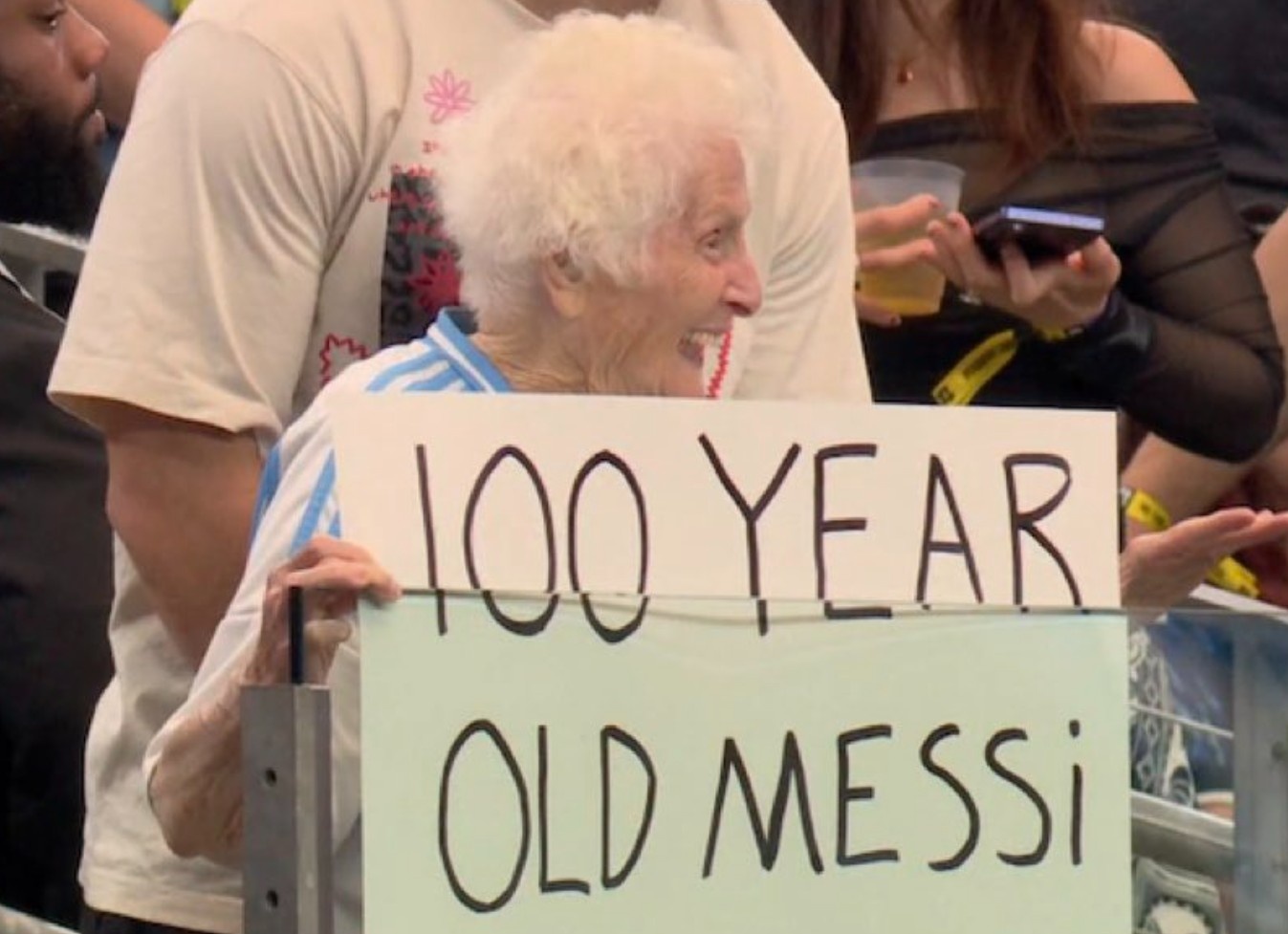 CDV 100 tuoi cua Messi gay sot hinh anh