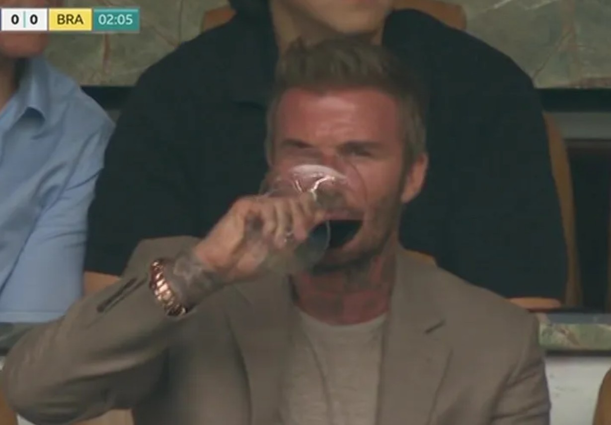 Beckham uong ruou vang khi di xem tuyen Brazil hinh anh