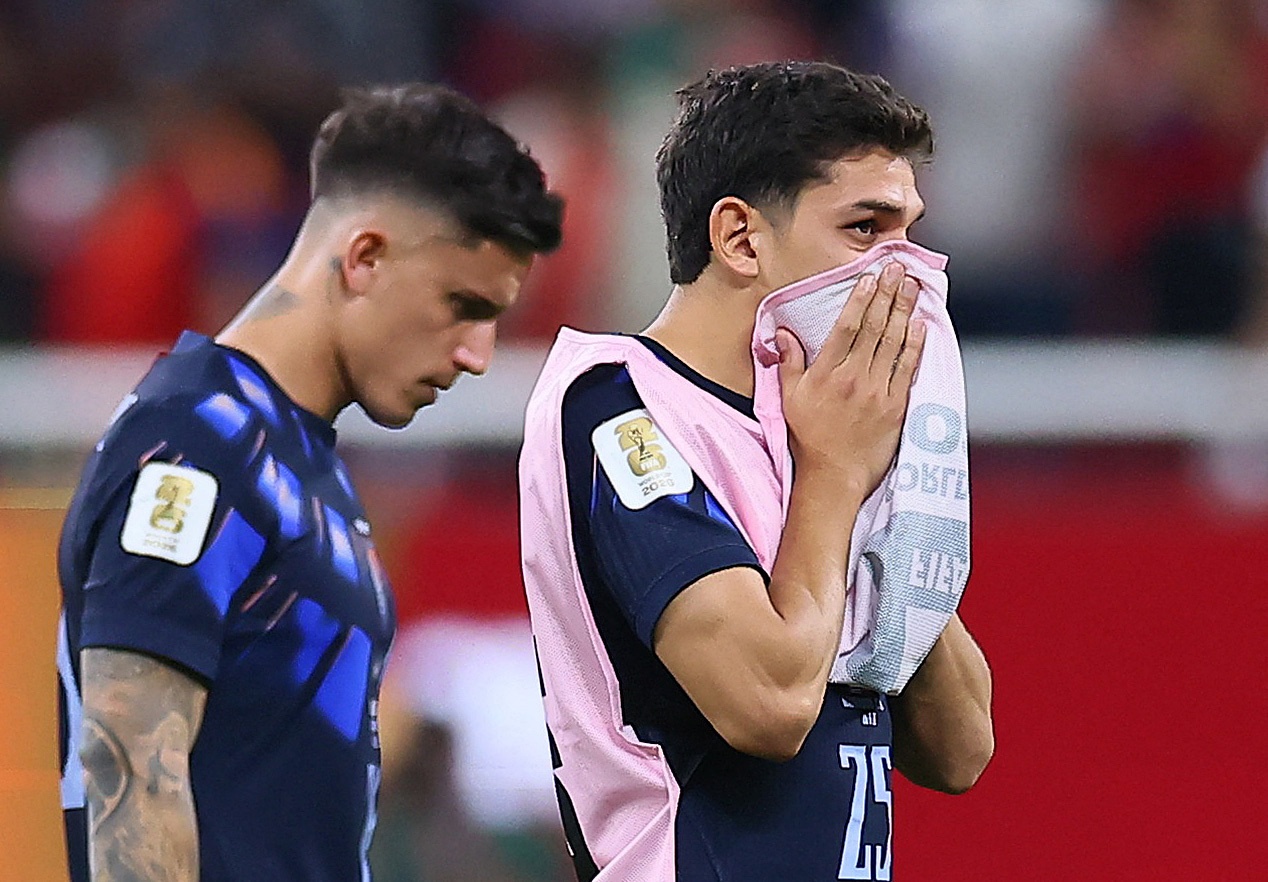 Cau thu Uruguay soc khi bi loai khoi World Cup hinh anh