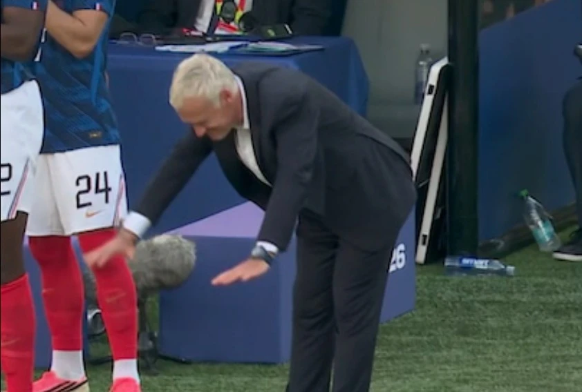 Khoanh khac Deschamps cui dau truoc Mbappe gay bao mang hinh anh