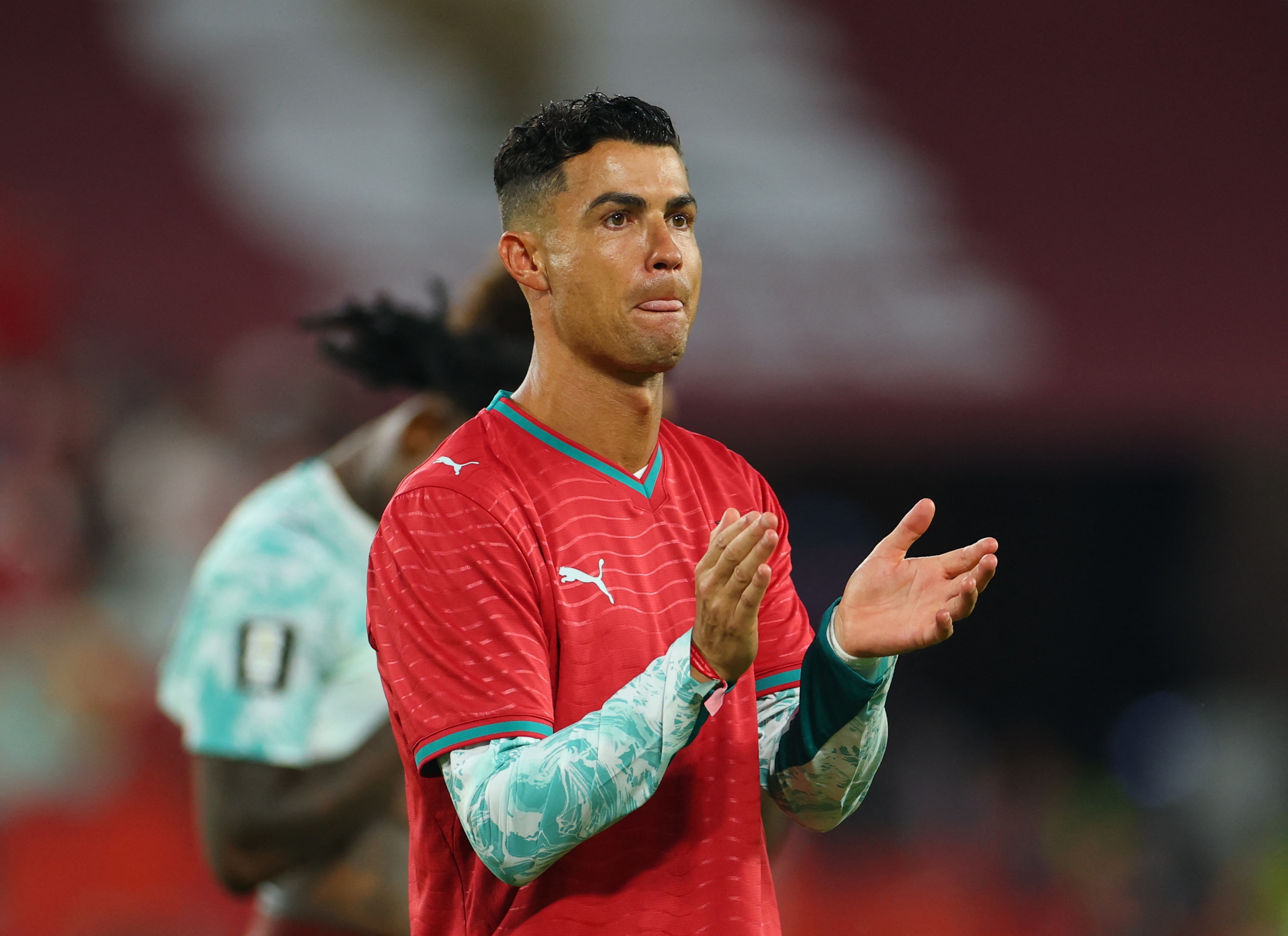 Ronaldo gay tranh cai khi nhan giai hay nhat tran hinh anh