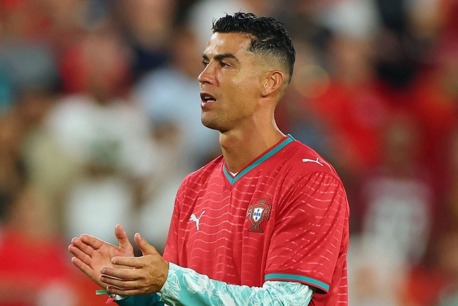 Hanh dong 'gay bao' mang xa hoi cua Ronaldo hinh anh