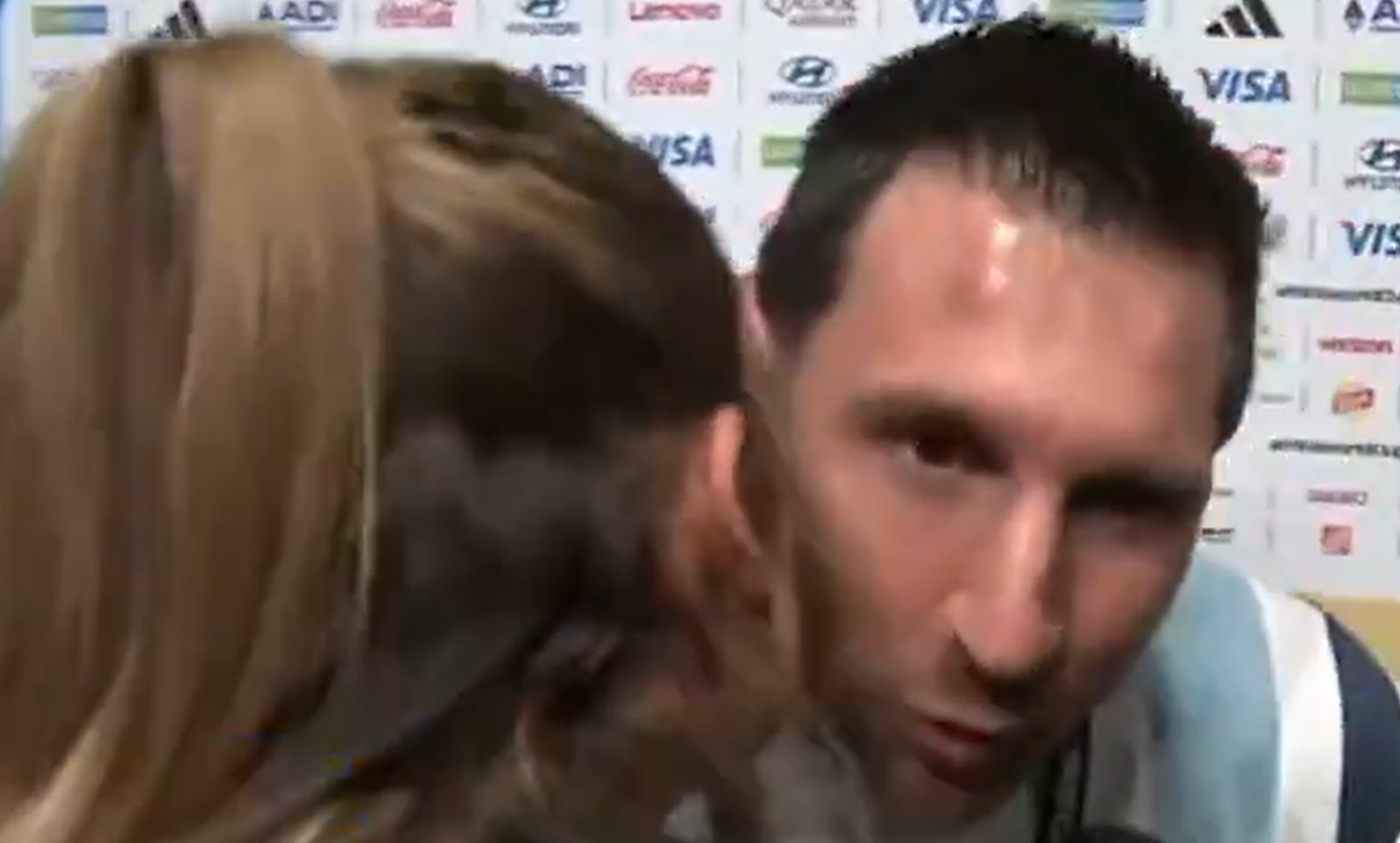 Nu phong vien hon ma Messi gay sot hinh anh