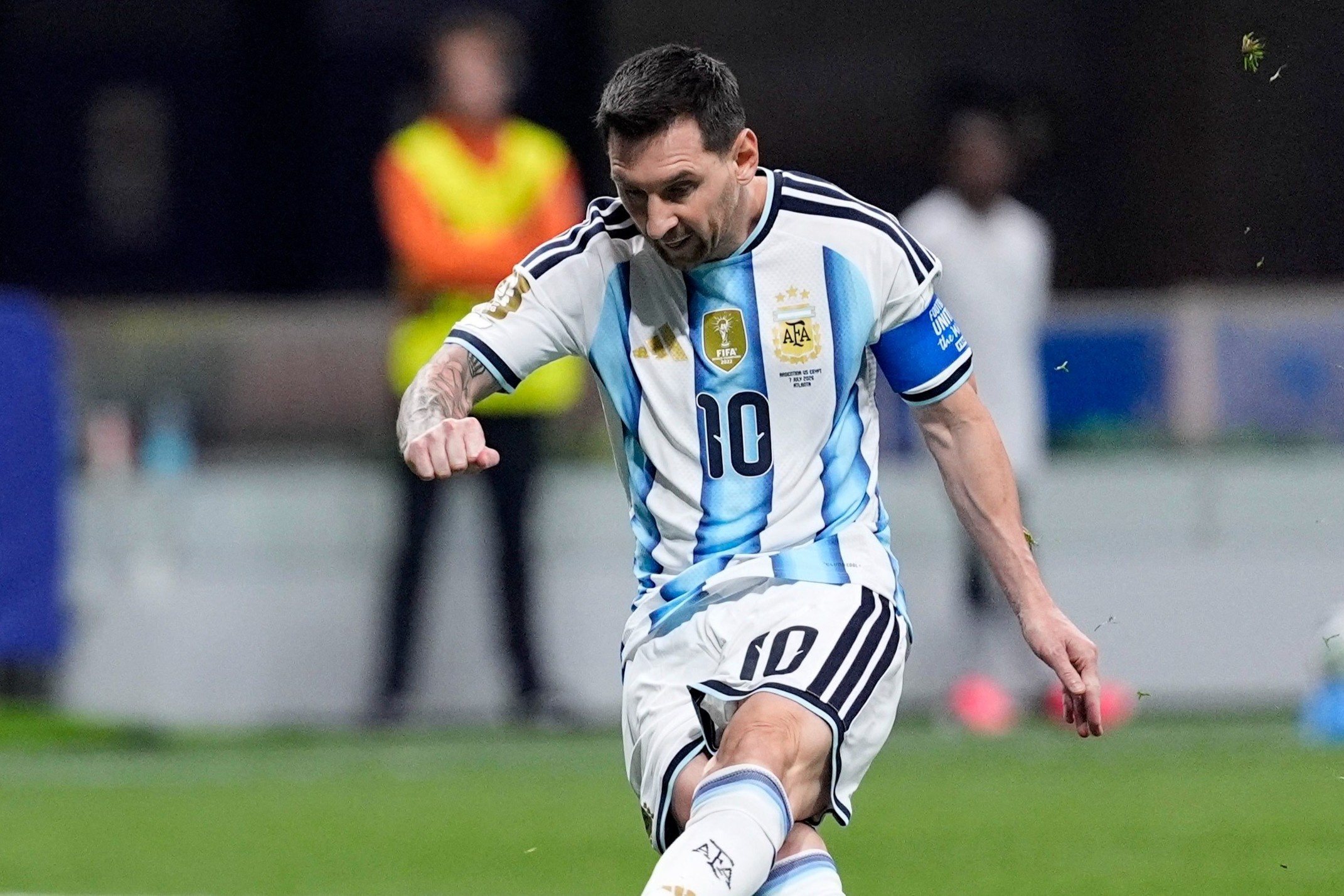 Messi tao ky luc sut hong phat den hinh anh