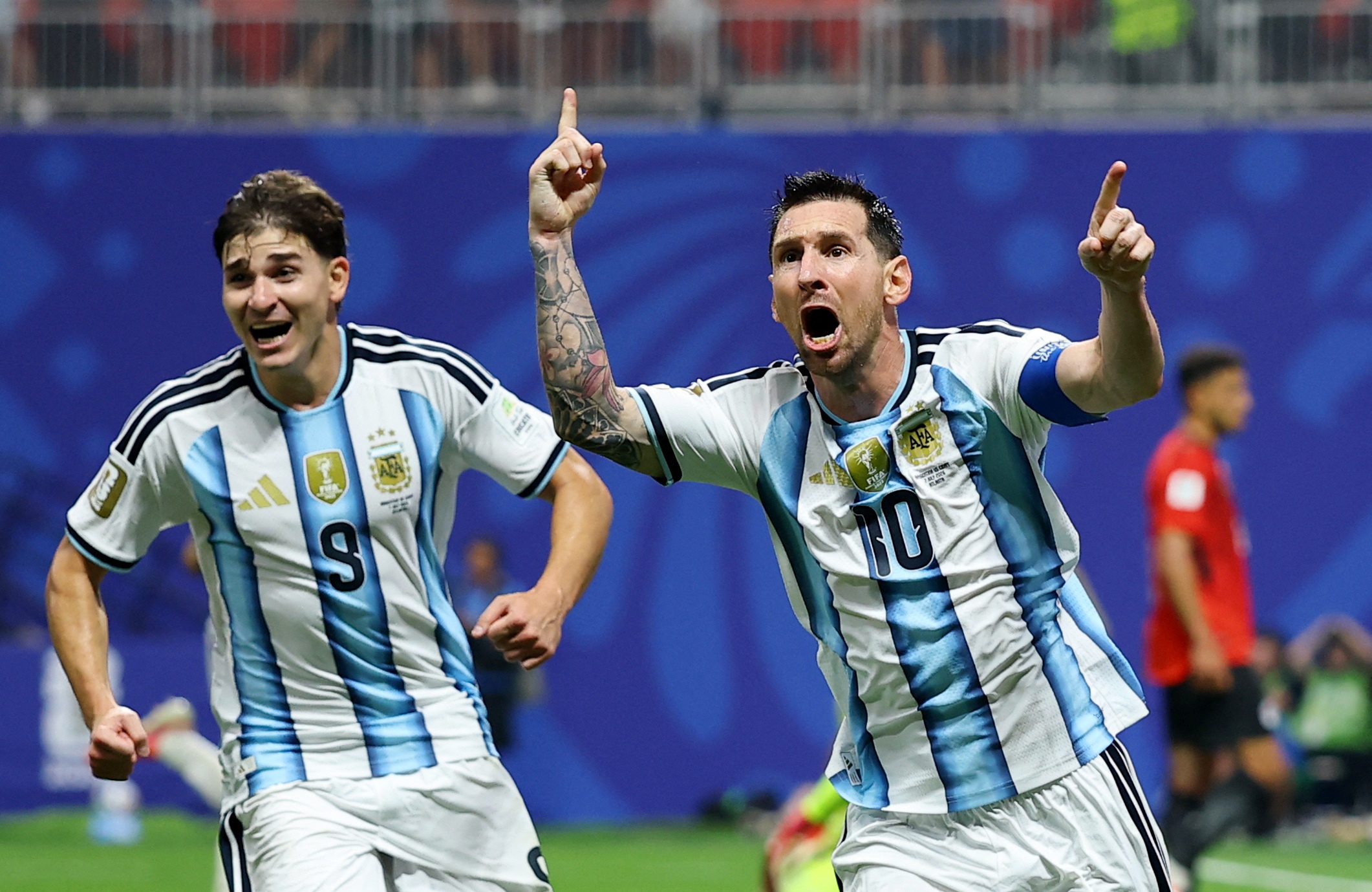 Argentina 2-2 Ai Cap: Messi toa sang hinh anh