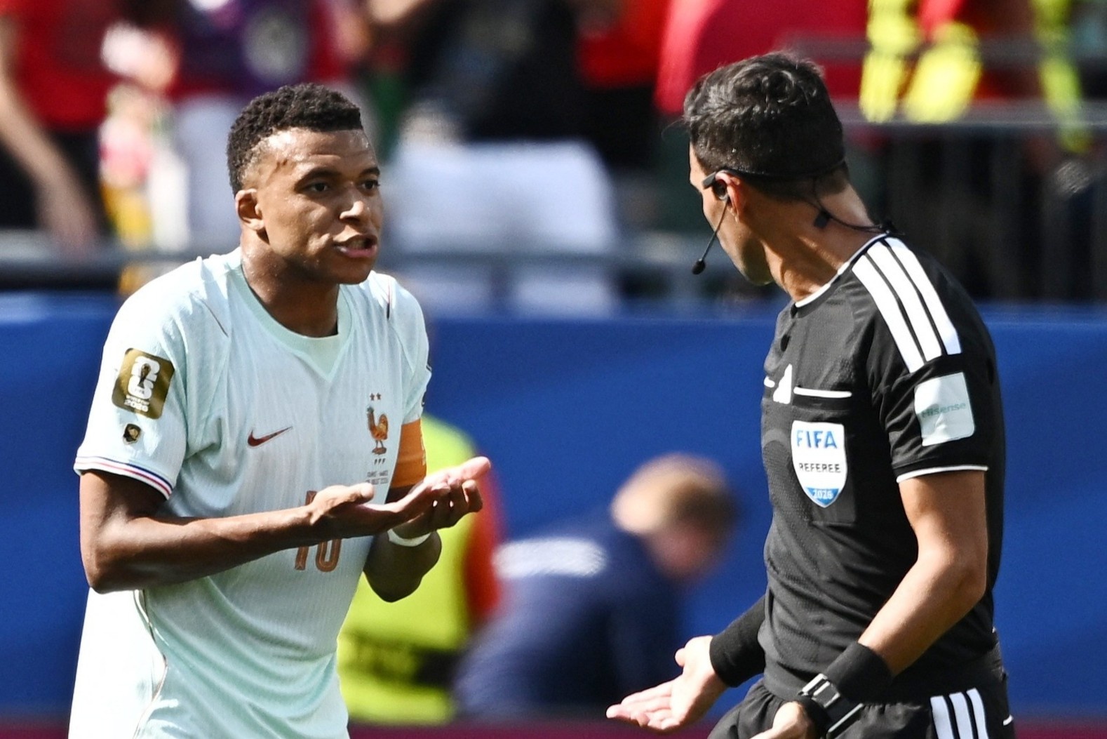 Mbappe noi gian voi trong tai hinh anh