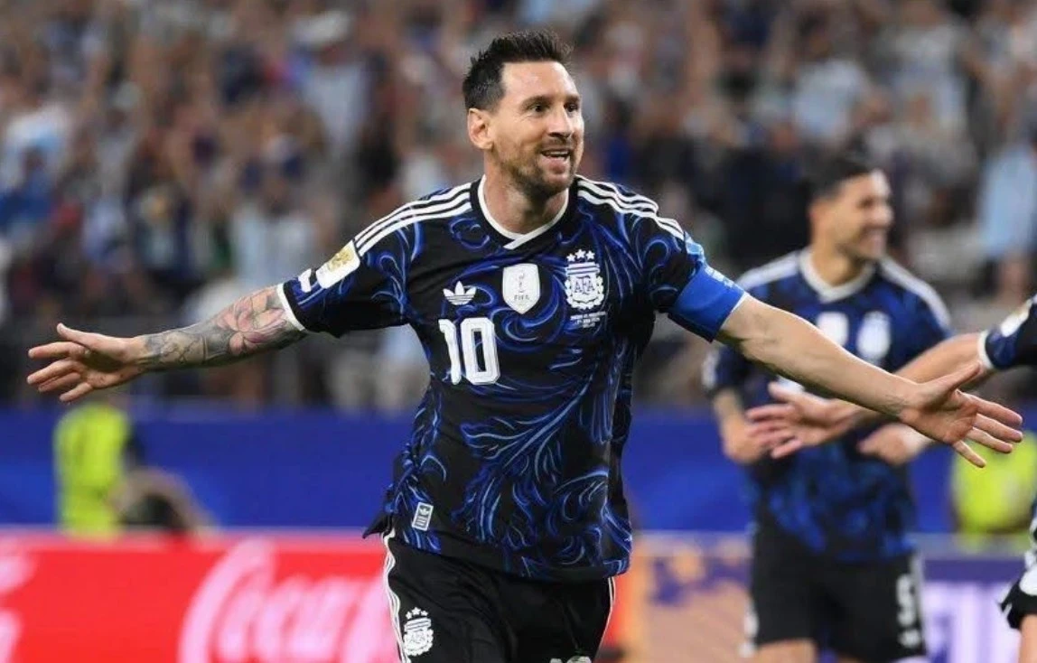 Sự thật vụ Argentina đòi mặc áo sân khách trước Anh