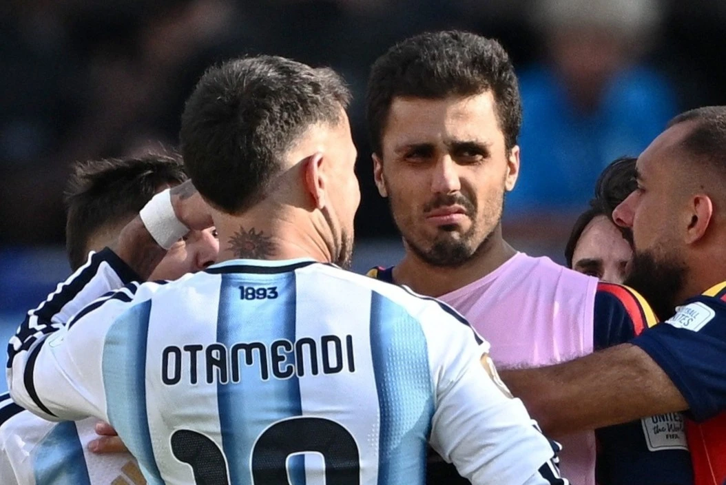 Otamendi nổi nóng với Rodri