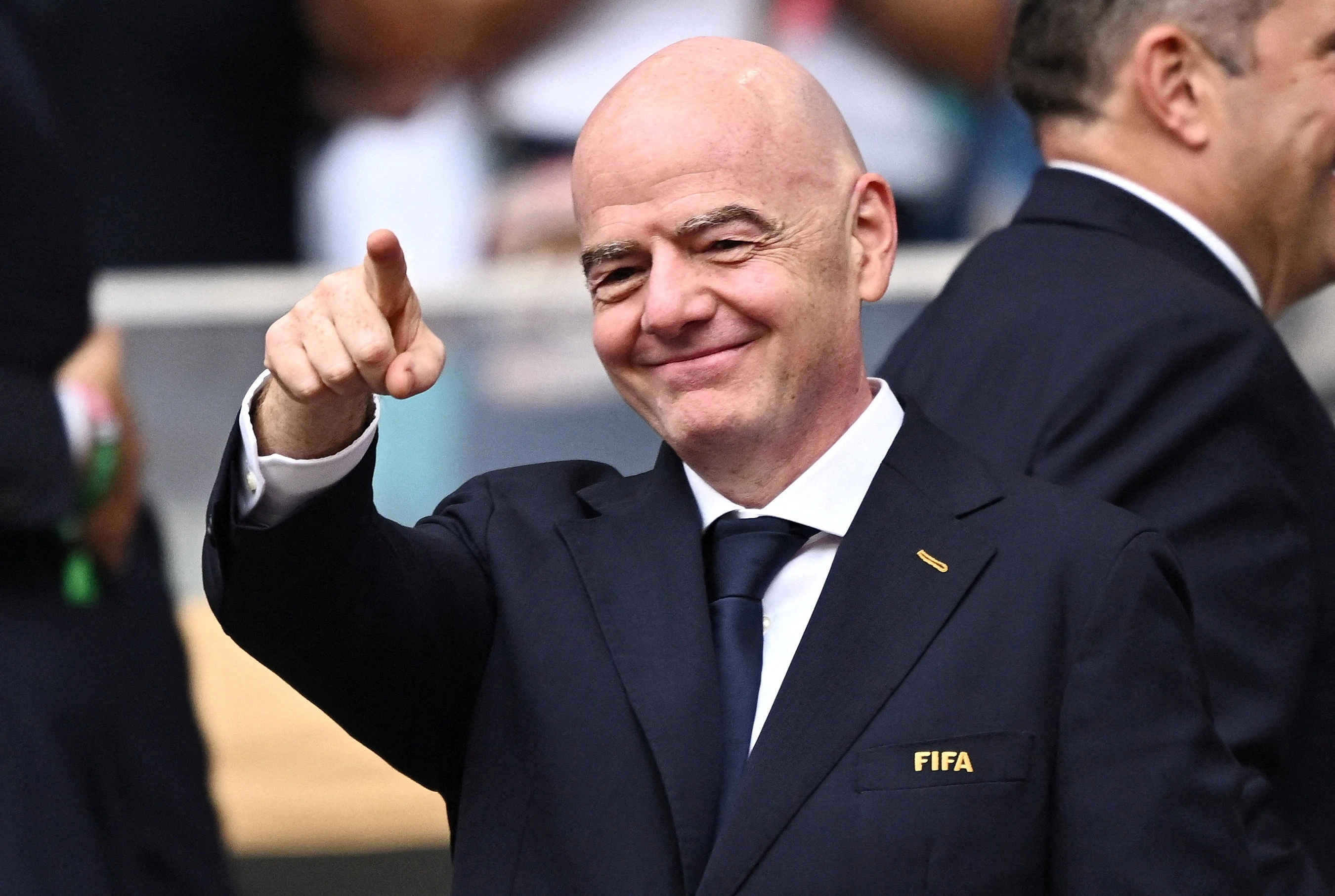 FIFA 'bán' World Cup, ông Infantino nhận lương gấp 10 lần?