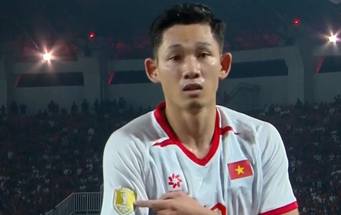 Hai Long ăn mừng gây sốt