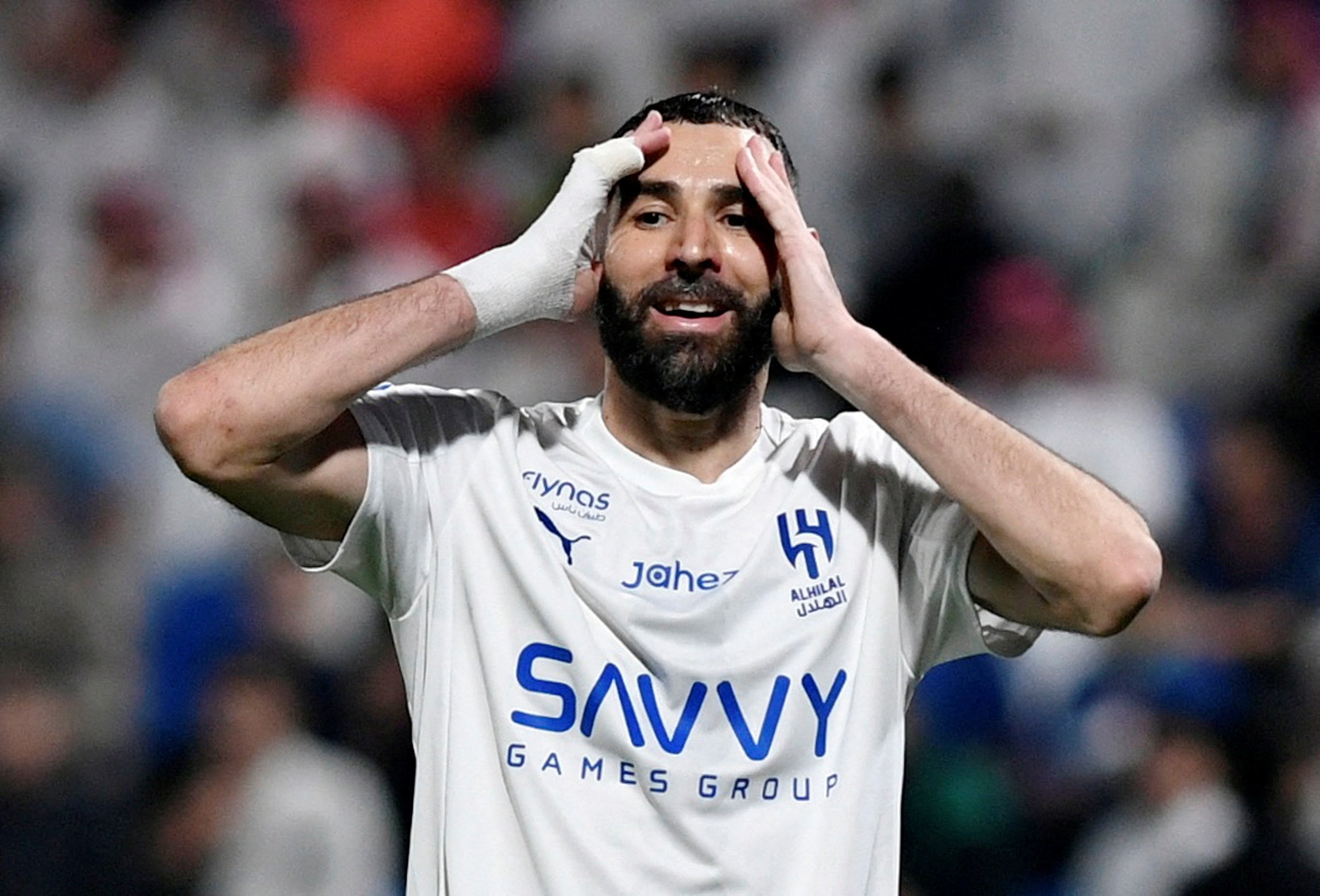 Benzema ôm 'bao tải tiền' rời Saudi Arabia