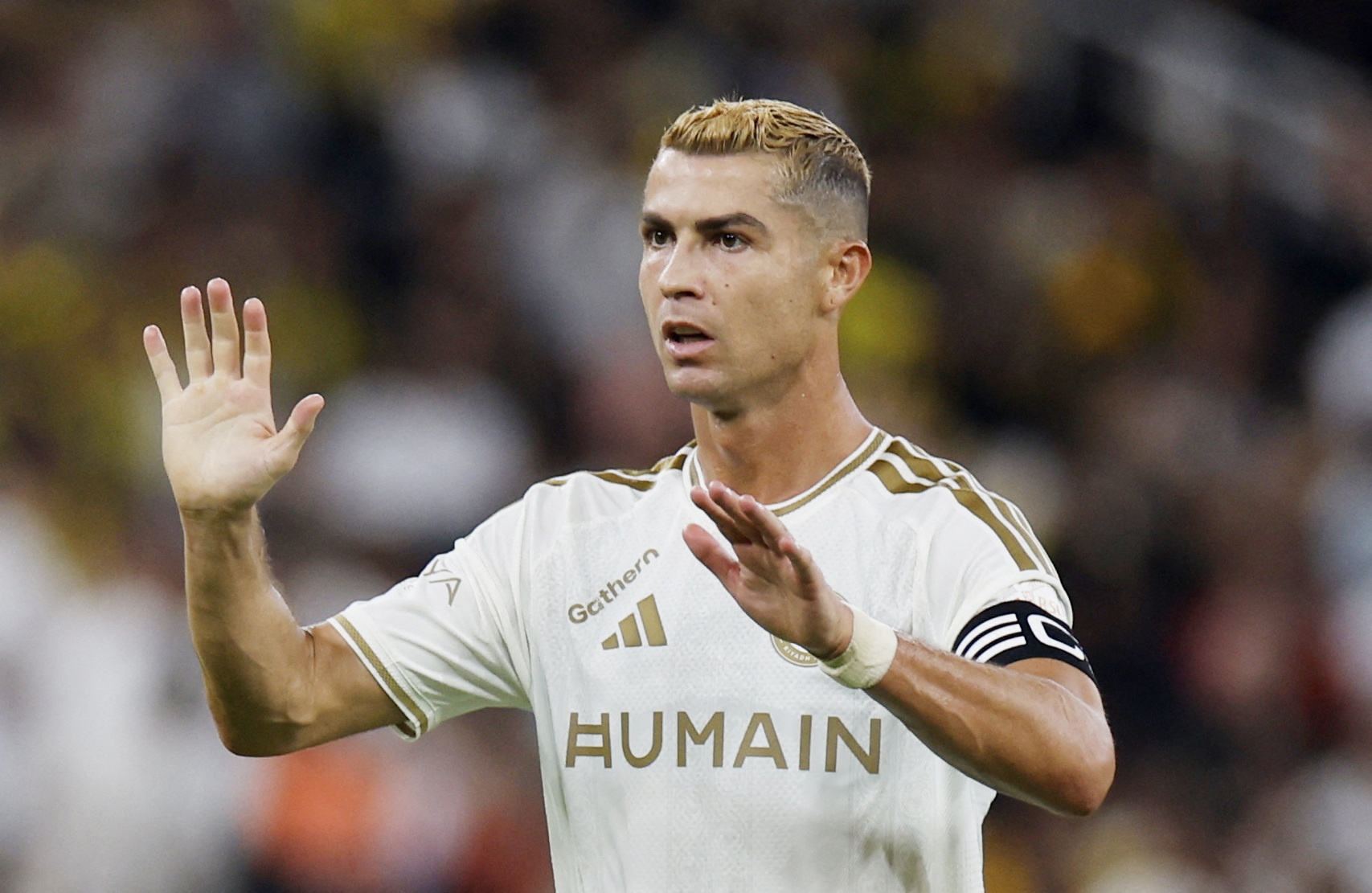 Vì sao Ronaldo bị gạch tên trong cuộc đua QBV?