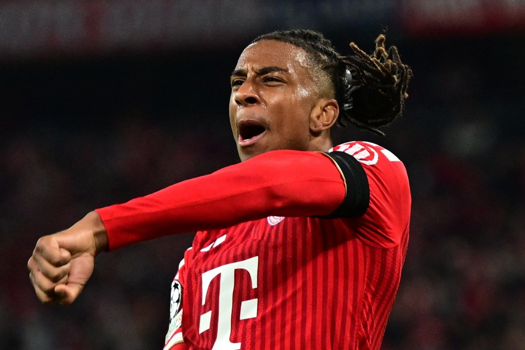 Điểm 10 của Olise tại Champions League