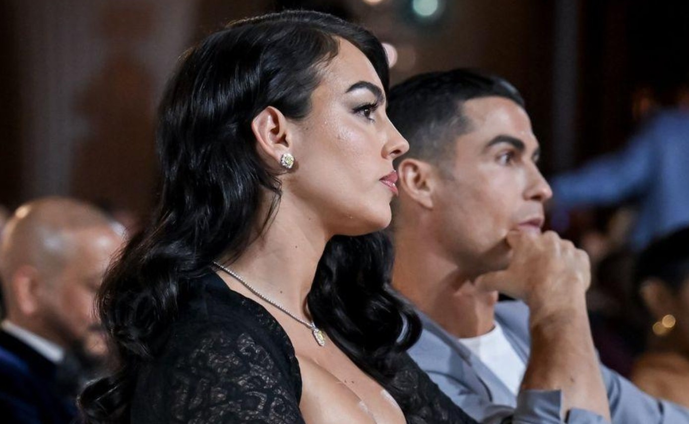 Vợ Ronaldo chỉ trích HLV Jesus