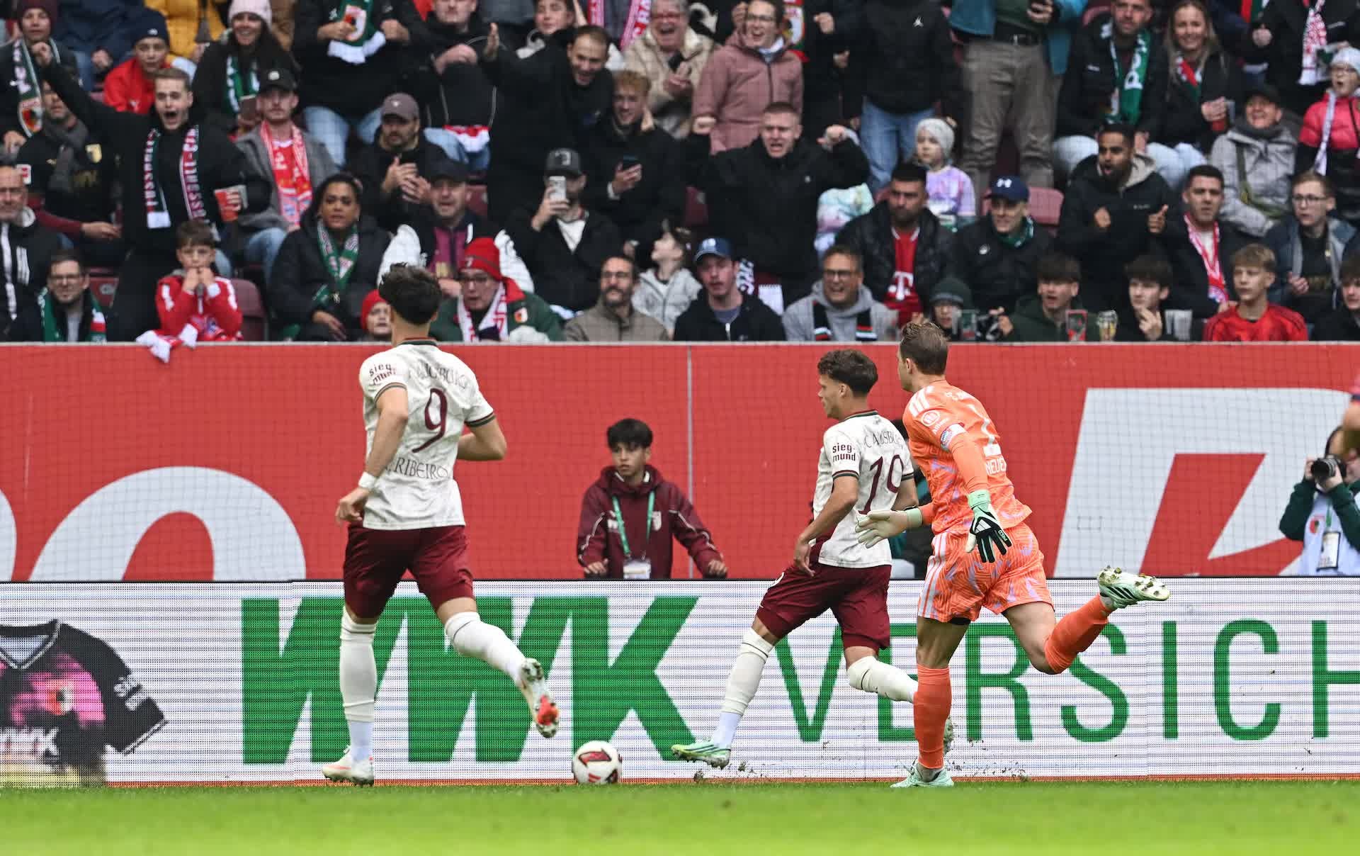 Neuer trải qua đêm ác mộng, Bayern mất điểm trước Augsburg