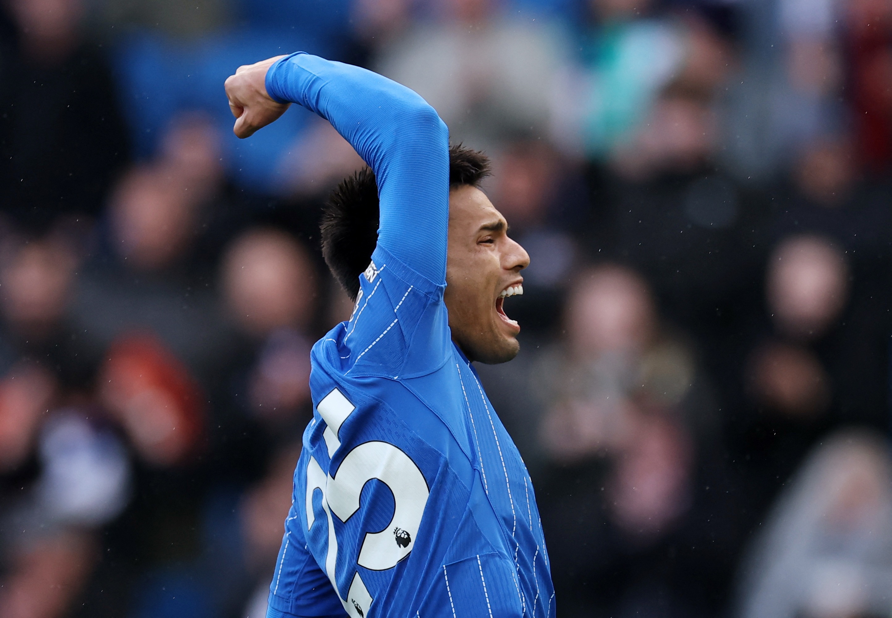 Siêu phẩm từ giữa sân gây chấn động Premier League