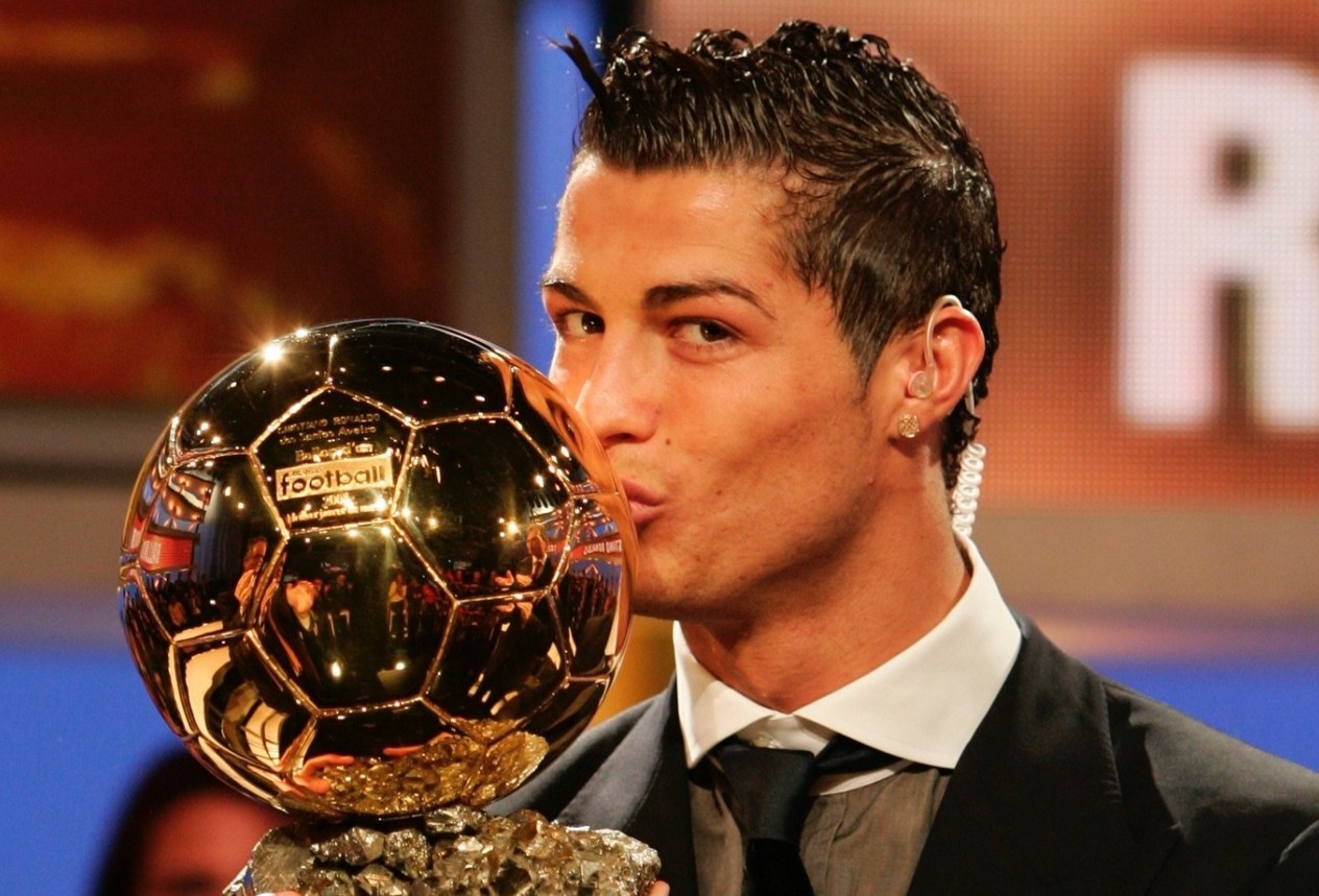 Ronaldo vượt Messi ở cuộc đua 'Quả bóng Vàng vĩ đại nhất'