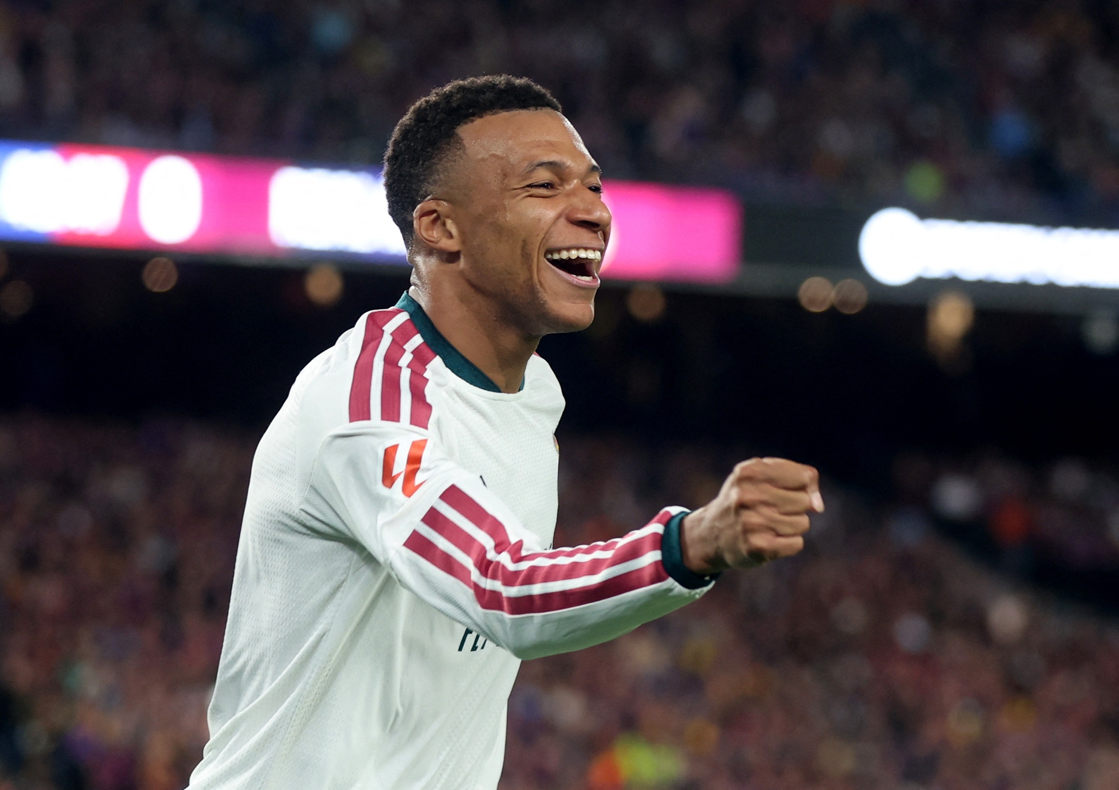 Barcelona 0-1 Real Madrid: Mbappe ghi bàn may mắn