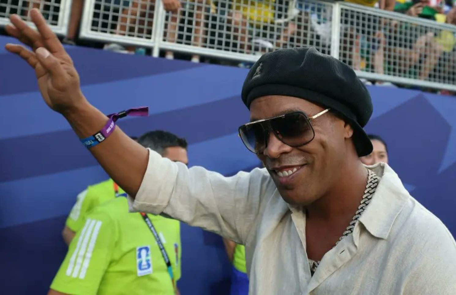 Vì sao Ronaldinho trở lại thi đấu ở tuổi 46?