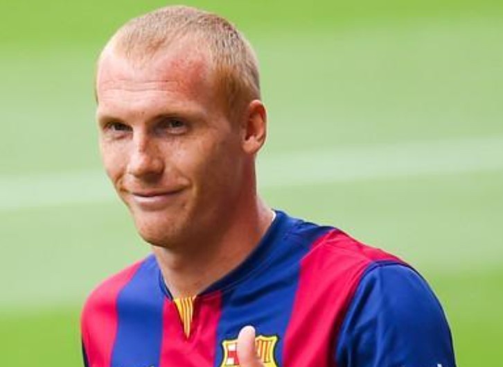 Lý do nhà vô địch Champions League thành nhân viên bán hàng