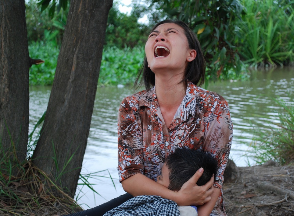 Kieu nu Ngoc Lan khoc thet khi mat con hinh anh