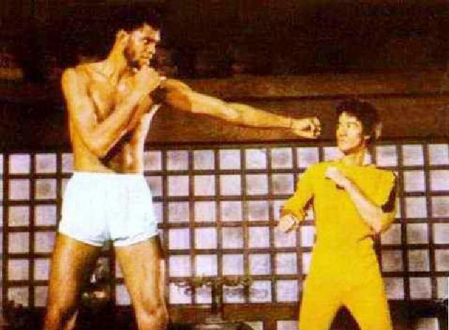 Ly Tieu Long danh nhau voi de tu cao 2m18 hinh anh