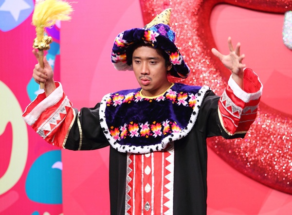 Tran Thanh mac vay dai dien hai hinh anh