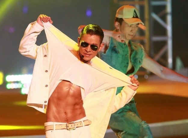 Luu Duc Hoa khoe co bung o tuoi 52 hinh anh