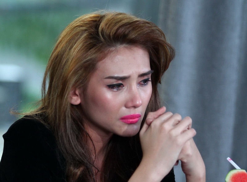 Vo Hoang Yen bat khoc khi noi ve con bao scandal hinh anh