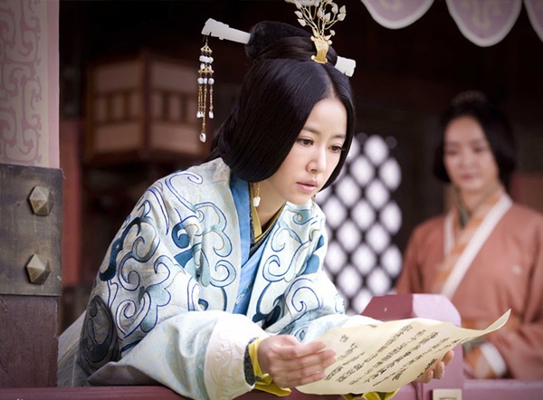 Lam Tam Nhu dep rang ngoi trong phim co trang moi hinh anh