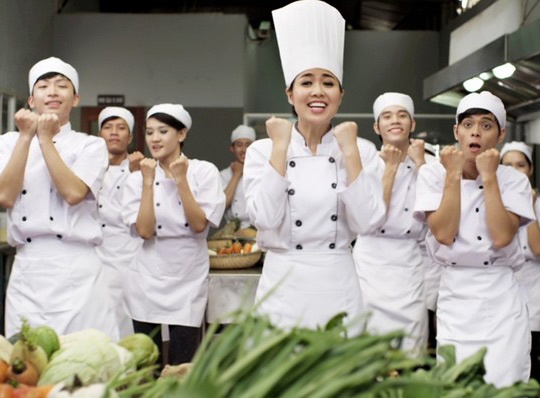 Dan dien vien 'Co dau dai chien 2' chuc Tet khan gia hinh anh