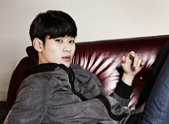 Kim Soo Hyun lien tiep bi fan cuong lung lai anh nong hinh anh