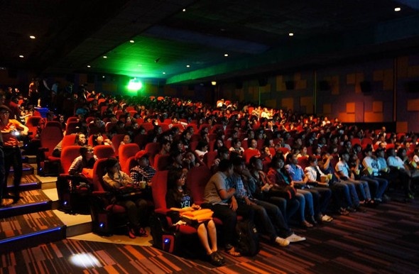 Clip khan gia vua khoc vua cuoi khi xem 'Qua tim mau' hinh anh