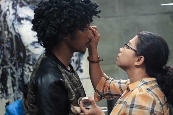 Công đoạn hóa trang đã ngốn rất nhiều thời gian của Hà Hiền.