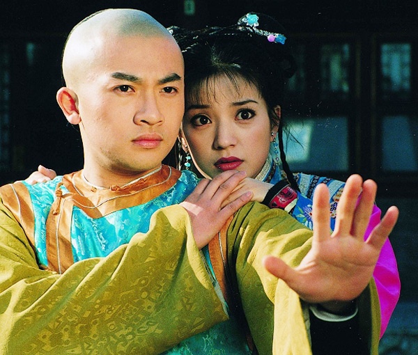 Nổi lên từ vai Ngũ A Ca Vĩnh Kỳ trong seires phim Hoàn Châu cách cách, Tô Hữu Bằng mở ra cho sự nghiệp của mình một loạt vai cổ trang thành công khác qua các phim Tuyệt thế song kiêu, Vô địch huyện lệnh, Ỷ thiên đồ long ký 2002…