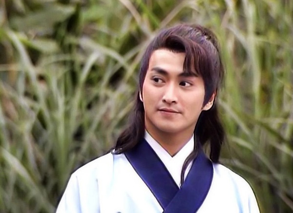 Tuy nhiên trước đó, tên tuổi của anh ở Hong Kong đã gắn liền với một loạt phim cổ trang như Tứ đại danh bổ, Gia Cát Lượng, Trung Hoa anh hùng, Thời niên thiếu của Trương Tam Phong, Thư kiếm ân cừu lục…