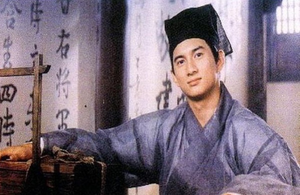 Cựu thành viên nhóm nhạc Những chú hổ con tạo ấn tượng với hình ảnh cổ trang từ bộ phim điện ảnh Hận tình Lương Chúc của đạo diễn Hong Kong Từ Khắc, đóng cặp với Dương Thái Ni.