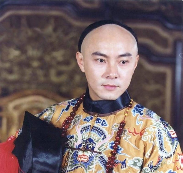 Tuy không có gương mặt đẹp trai, chiều cao lại khiêm tốn, song nét diễn hài hước của Trương Vệ Kiện đã giúp anh tạo một vị trí rất cao trên màn ảnh Hoa ngữ qua những bộ phim cổ trang như Nhật nguyệt thần kiếm, Trần Mộng Cát, Tây du ký, Tiểu Bảo và Khang Hy…