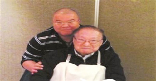 Nhà văn Kim Dung và con trai thứ Tra Truyền Thích trong lễ mừng thọ của ông hôm 10/3.