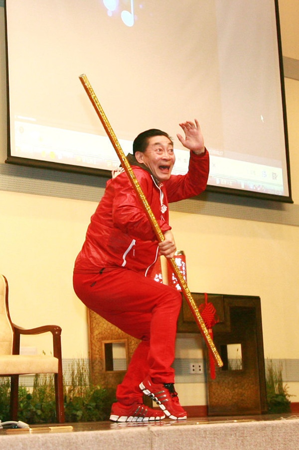 Năm nay đã 55 tuổi, sức khỏe không còn sung mãn nhưng nghệ sĩ Lục Tiểu Linh Đồng vẫn hăng say biểu diễn vài chiêu với cây thiết bảng lúc nào cũng mang theo bên mình.