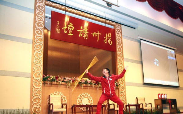 Tiết mục biểu diễn của ông nhận được sự ủng hộ nhiệt liệt của khán giả.