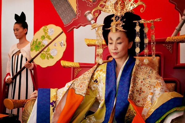 Năm 2011, Lưu Gia Linh đã chạm tay đến bức tượng vàng Kim Mã (Đài Loan) với danh hiệu Nữ diễn viên chính xuất sắc nhất sau 6 lần đề cử, khi thể hiện vai Võ Tắc Thiên trong bộ phim điện ảnh Địch Nhân Kiệt - Thông thiên đế quốc. Tạo hình ấn tượng cùng diễn xuất lạnh lùng của cựu ngôi sao TVB này đã khắc họa đậm nét một Võ Tắc Thiên thâm độc khó lường.