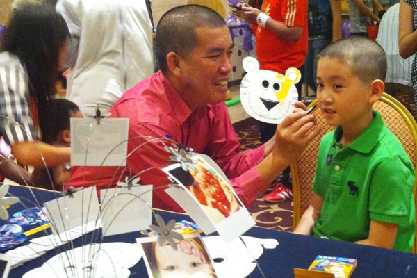 Nhật Thịnh năm nay 11 tuổi, vừa thích đóng phim nhưng cũng rất thích làm dược sĩ. Rất yêu con nên nghệ sĩ Nhật Cường luôn tranh thủ thời gian đi chơi, nói chuyện, gần gũi với con nên bé Nhật Thịnh luôn coi ba Nhật Cường như người bạn thân thiết, tâm đầu ý hợp của mình. 