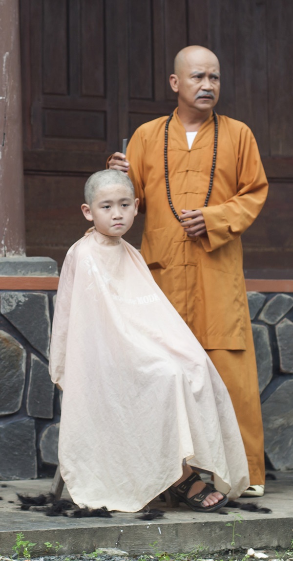 Tham gia bộ phim Bí mật lại bị mất, tuy còn nhỏ nhưng Nhật Thịnh tỏ ra rất có trách nhiệm với vai diễn của mình. Vậy mà đến lúc phải cạo đầu để vào vai vì Nhật Thịnh nhất quyết không chịu vì sợ bị bạn bè chọc quê. Tuy nhiên, khi thấy bé Ben (một diễn viên nhí là con nuôi danh hài Hoài Linh) và cậu nhóc cháu của ca sĩ Lý Hải xung phong 