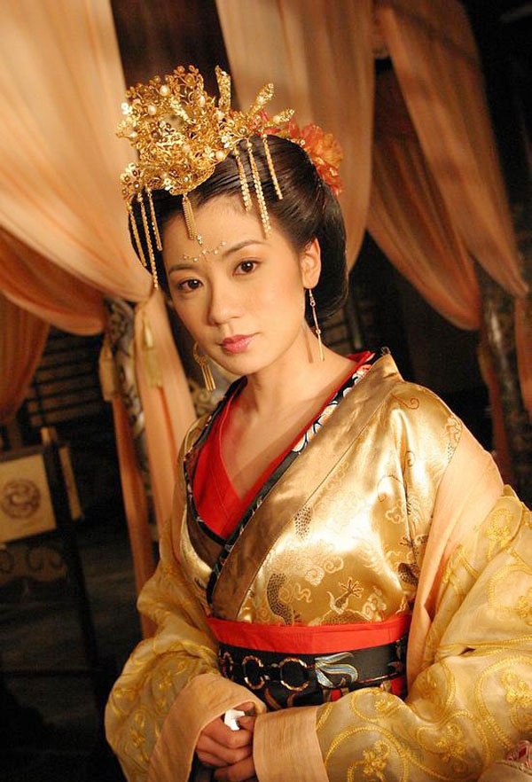 Rất khác với các đàn chị đi trước chọn ánh mắt làm điểm nhấn để thể hiện nhân vật Võ Tắc Thiên, Giả Tịnh Văn chinh phục khán giả bằng vẻ ngọt ngào, dịu dàng trong phim Chí tôn hồng nhan. Cô đã tái hiện hình ảnh Võ Tắc Thiên từ một Võ Mỵ Nương thơ ngây, trong sáng đến lúc trở thành vị nữ hoàng duy nhất, gắn liền với nhiều giai thoại trong lịch sử Trung Hoa.