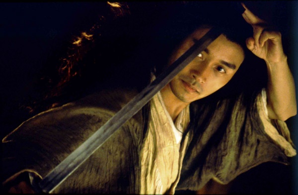 Lấy ý từ từ tiểu thuyết Anh hùng xạ điêu của nhà văn Kim Dung, bộ phim Đông tà Tây độc (1994) là gốc nhìn mới của đạo diễn Vương Gia Vệ về phim võ hiệp qua nhân vật Âu Dương Phong mạnh mẽ do Trương Quốc Vinh thể hiện. Tác phẩm này còn có sự góp mặt của dàn diễn viên nổi tiếng lúc bấy giờ như  Lương Gia Huy, Lâm Thanh Hà, Lương Triều Vỹ, Trương Học Hữu, Trương Mạn Ngọc, Lưu Gia Linh…