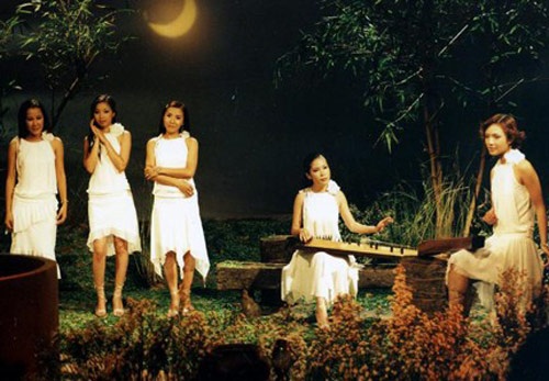 Nhóm 5 dòng kẻ thời hát Tiến thoái lưỡng nan.