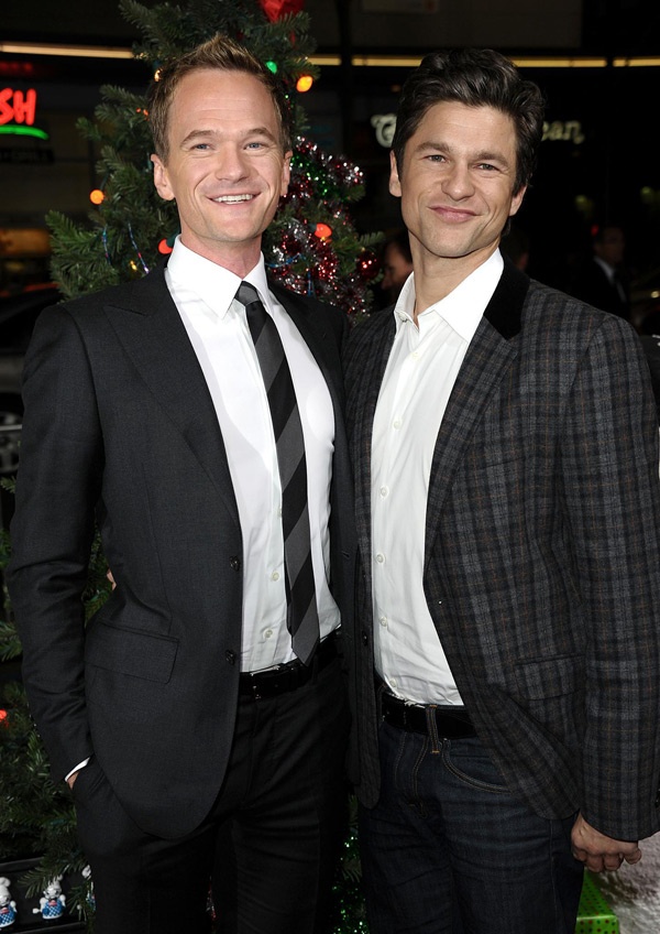 Neil Patrick Harris - Diễn viên, đạo diễn kiêm nhà sản xuất sinh 41 tuổi, quen thuộc với khán giả Việt Nam qua 2 phần của bộ phim Xì Trum, có một mối tình đẹp với chàng diễn viên, đồng thời là đầu bếp David Burtka nhỏ hơn 2 tuổi. 